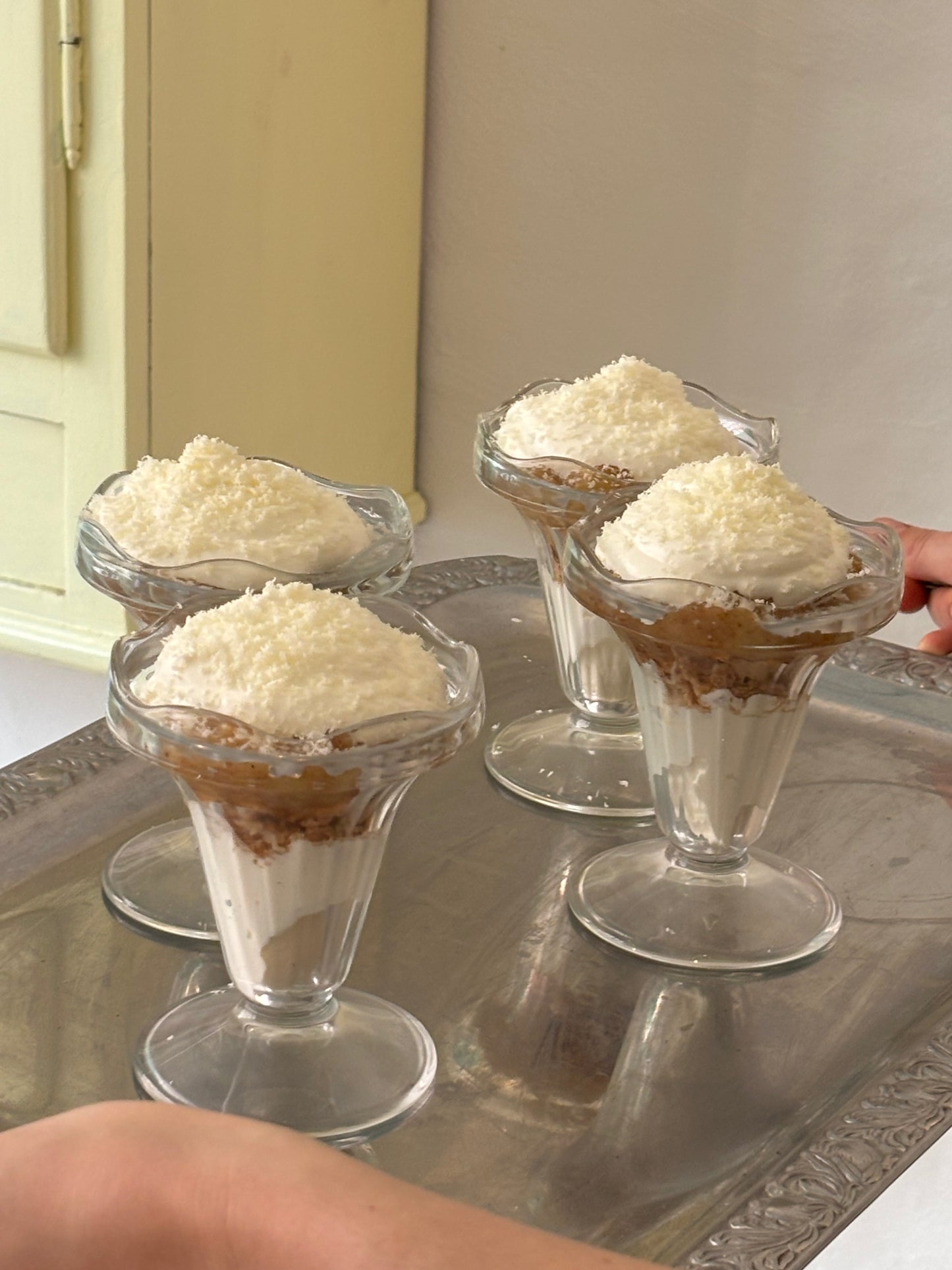 Trifli på Filippa-æbler med knuste makroner og vaniljemascarpone